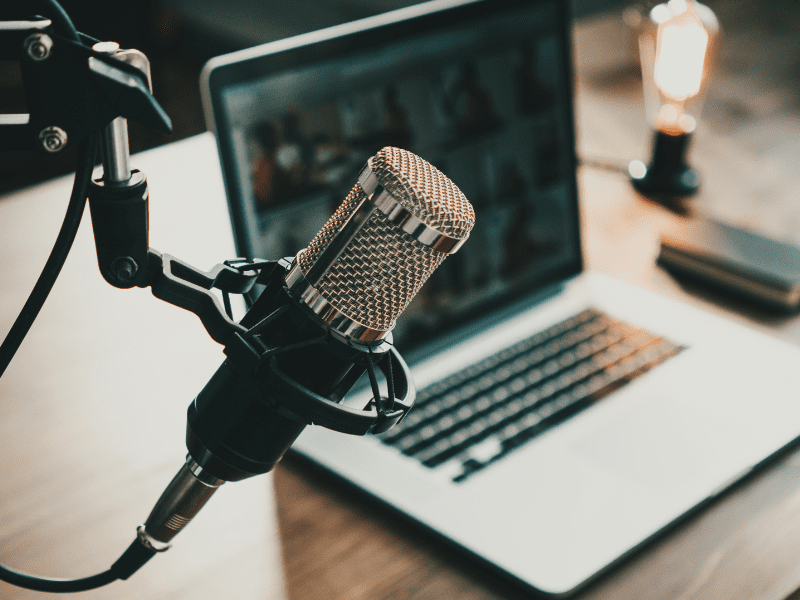 Entdecke die Welt des kindgerechten Projektmanagements: In unserem neuesten Podcast-Beitrag sprechen wir mit Michaela Flick, Expertin und Autorin eines einzigartigen Buches. Erfahre, wie Kinder spielerisch die Grundlagen des Projektmanagements kennenlernen können.